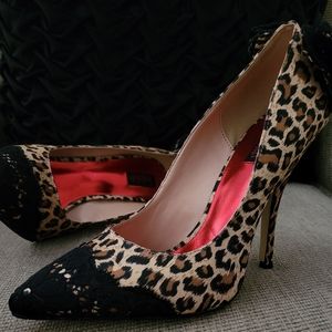 FREDERICK'S OF HOLLYWOOD LEOPARD PRINT LACE DETAIL PUMP